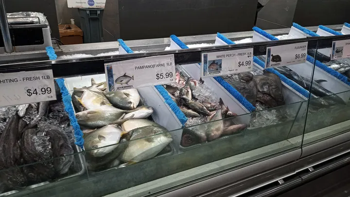 店に並ぶ魚