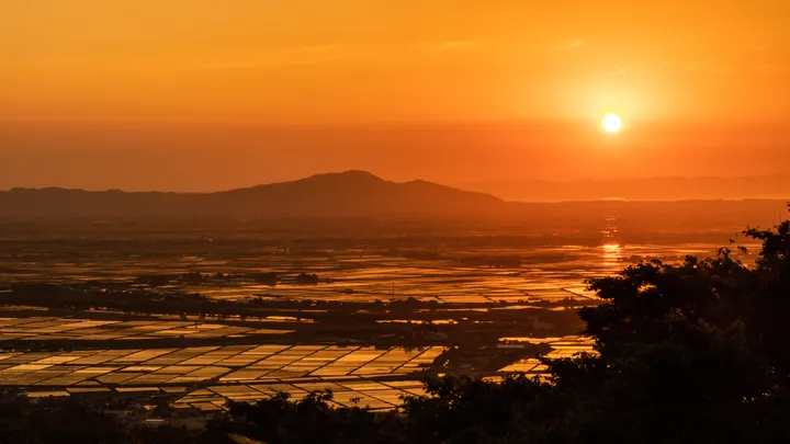 山の向こうの夕日