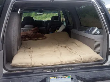 車の荷室に敷いたマットレス