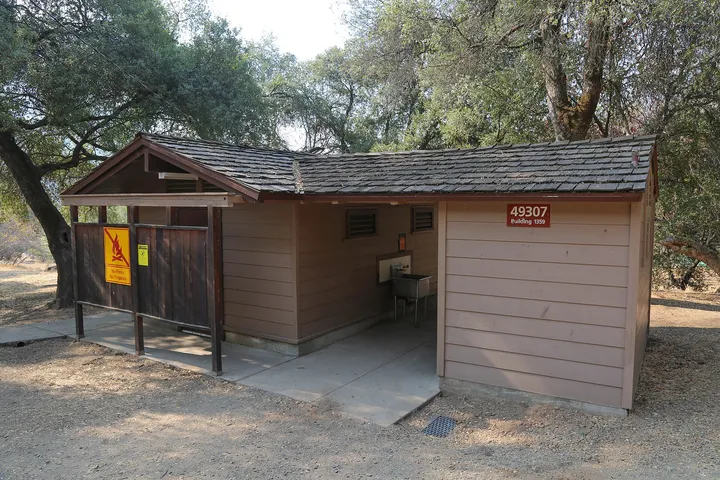 キャンプ場のトイレの建物