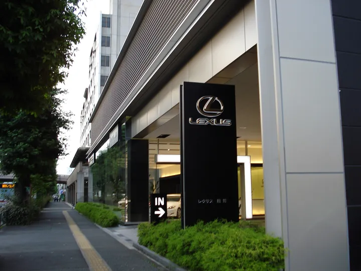 自動車の販売店