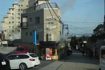 湯けむりの上がる鉄輪温泉の通り（大分県別府市）