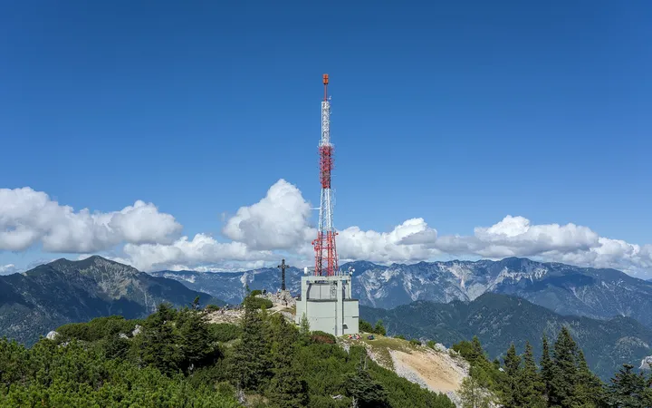 山の上の電波塔