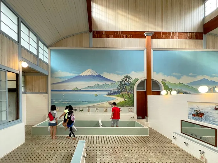 富士山の壁画のある銭湯の浴室