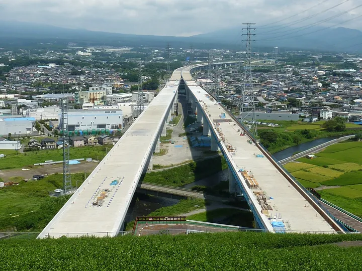 山あいを走る高速道路
