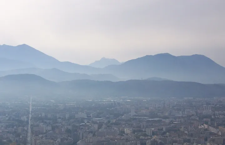 朝もやの山並み