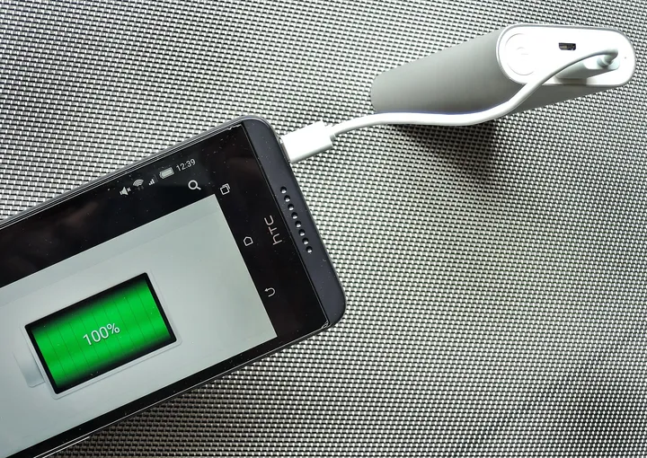 モバイルバッテリーで充電する電話