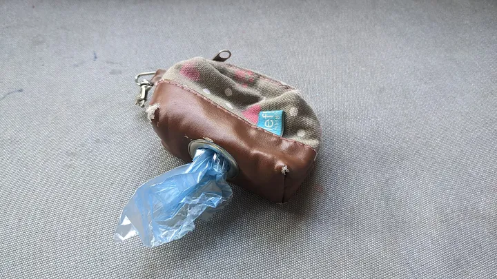 ふんの袋を入れた入れ物