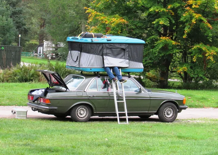屋根にテントを載せた車