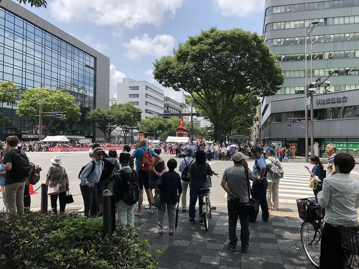 祭りの人だかり