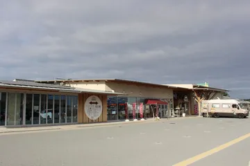道の駅の建物と駐車場