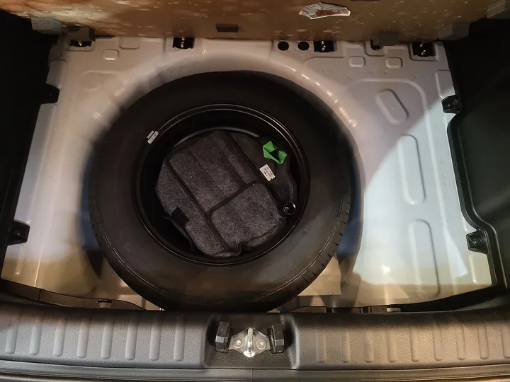 荷室の応急用タイヤ