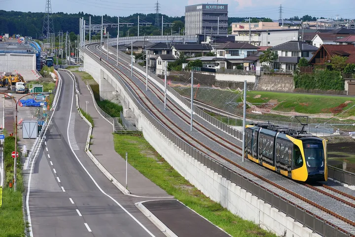 線路と並んで走る道