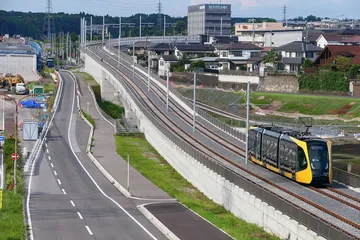 線路と並んで走る道