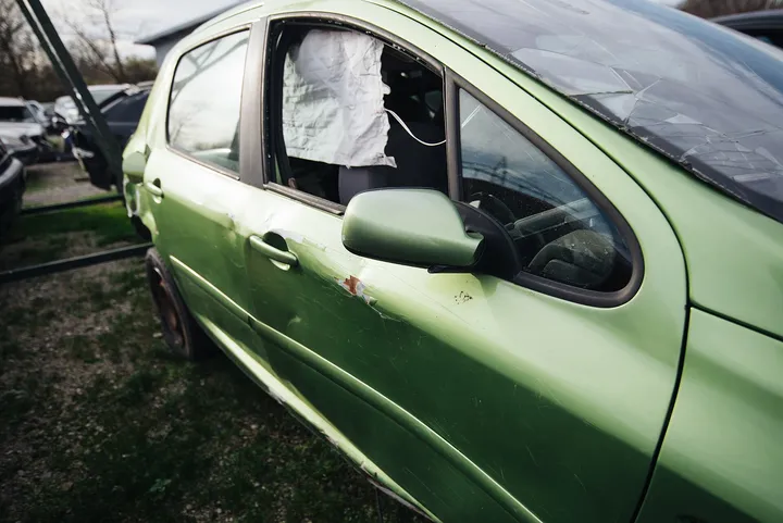 窓の割れた車
