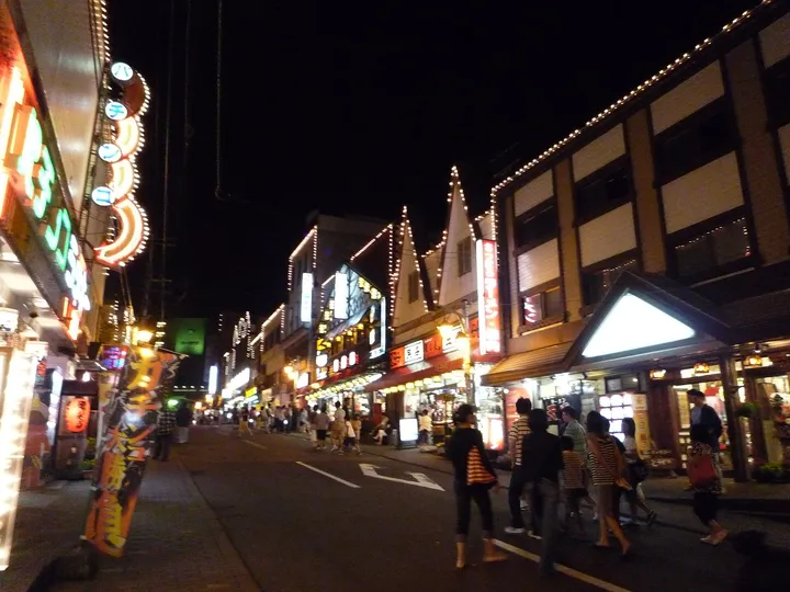 夜の温泉街