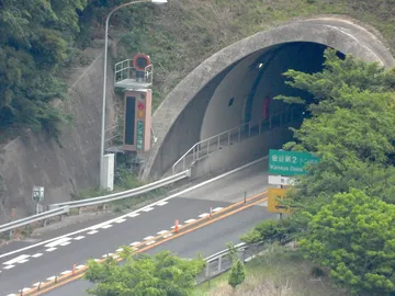 山のトンネルの入口