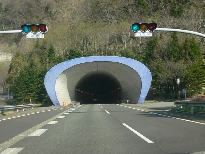 トンネルの入口
