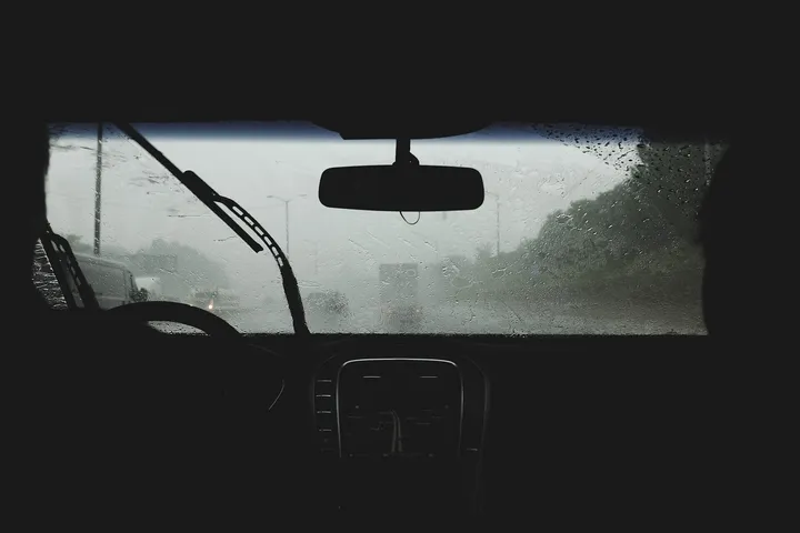 雨の日の車の窓