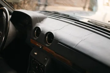 日差しの入る車のダッシュボード