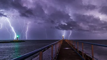 海の上の雷