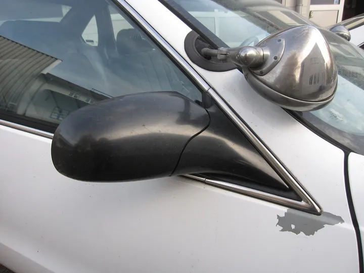 車のドアミラー