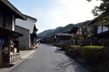 山あいの宿場町の通り