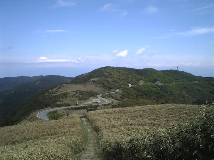 山の尾根の道