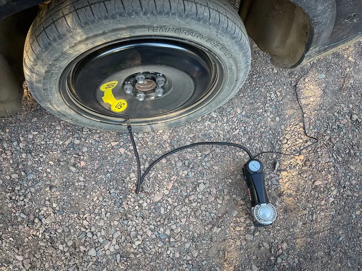 タイヤに空気を入れる道具