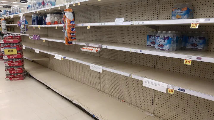 水が売り切れた棚