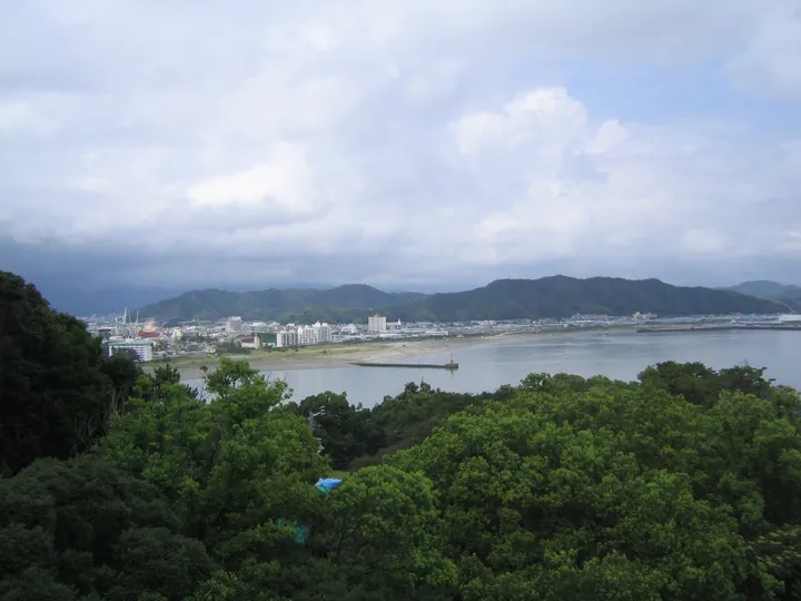 海辺の町の眺め