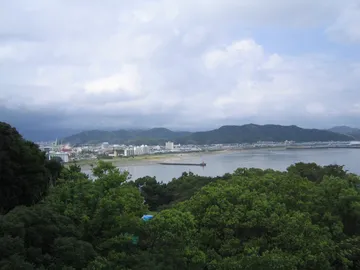 海辺の町の眺め