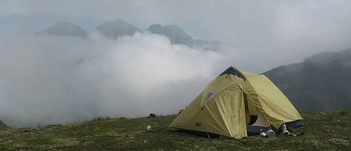 雲海の上の山で張られたテント