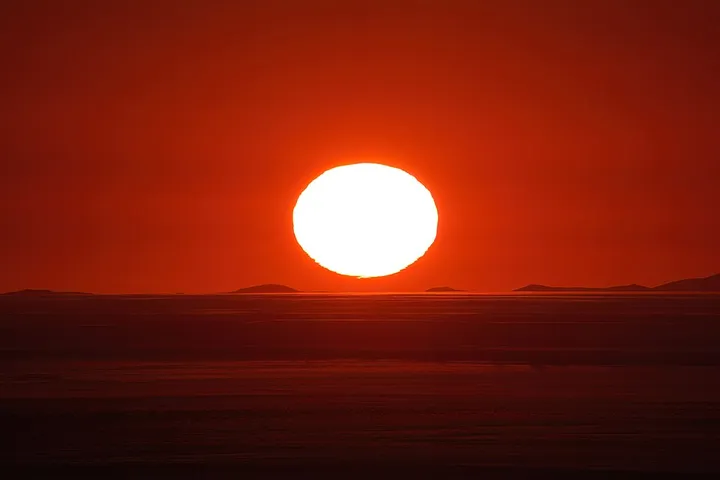 地平線に沈む大きな夕日