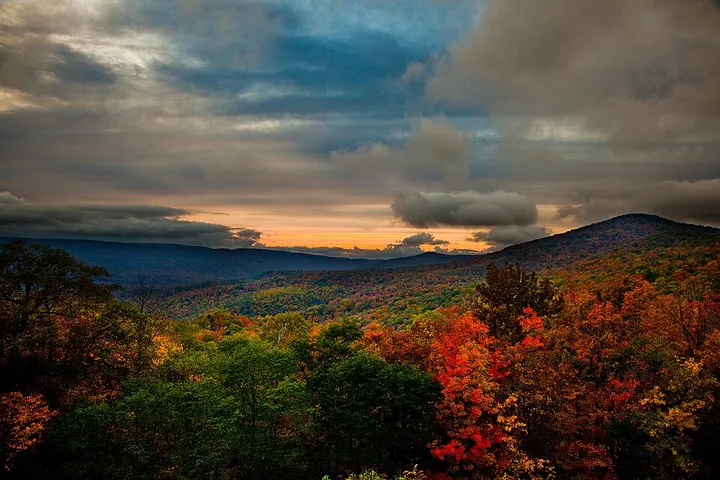 秋の山の夕焼けと紅葉の景色