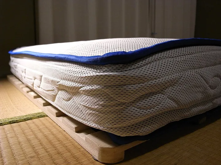 畳の上に置いたメッシュ状のマットレス