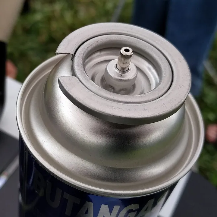 ガスボンベの注ぎ口の接写