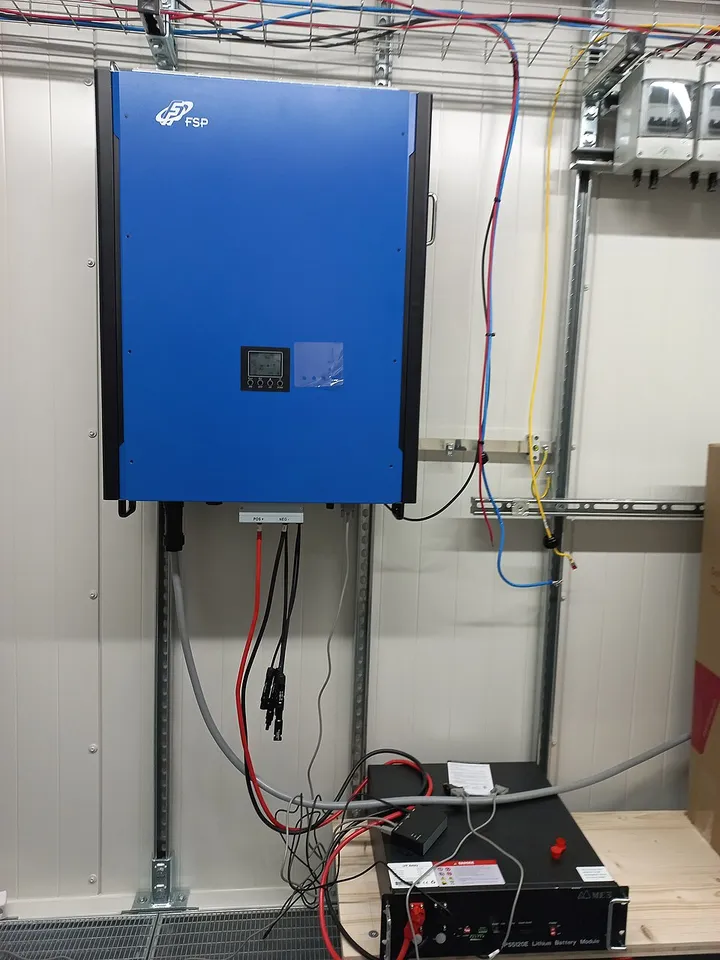 青い壁掛けのインバーターとリチウム電池