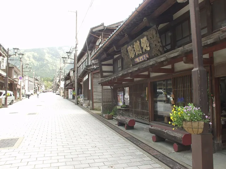 木造の古い町家が並ぶ石畳の通り