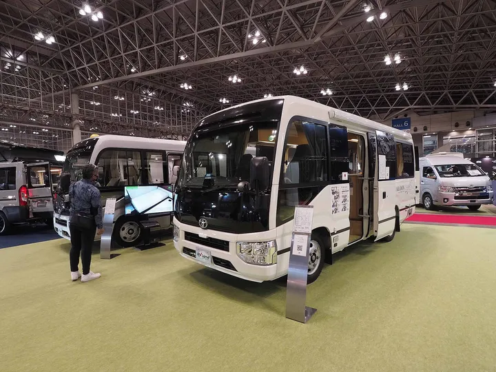 マイクロバスを元にしたキャンピングカー（展示）