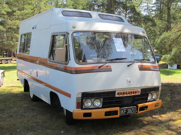 キャブオーバー型のキャンピングカー（古い型）