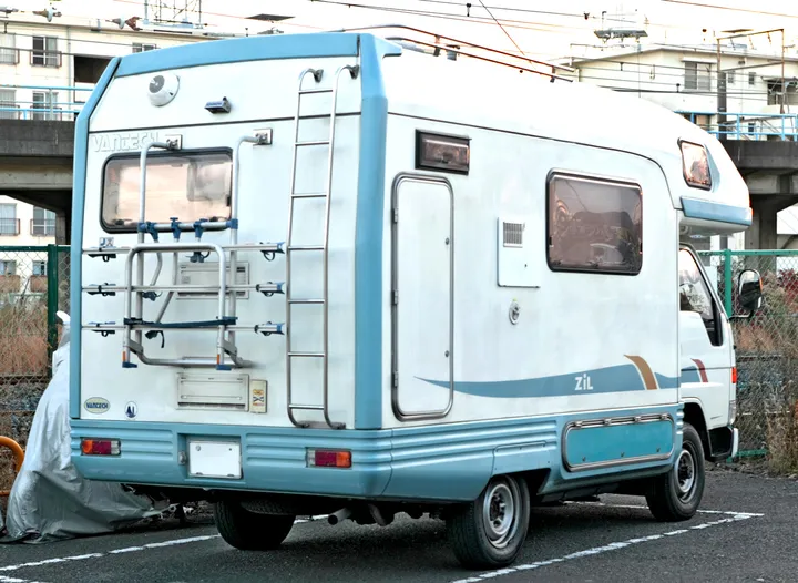 キャブオーバー型のキャンピングカー（後ろから）