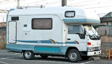 キャブオーバー型のキャンピングカー(駐車場)