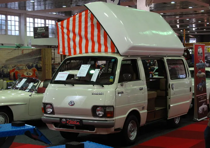 屋根を上げたハイエースのキャンパー（展示）