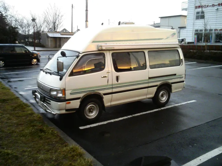 ハイルーフのハイエースのキャンパー（駐車場）