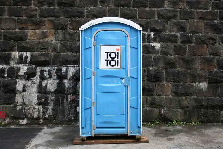 仮設のトイレ