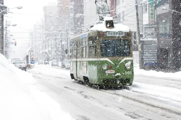 北海道 札幌 雪の中を走る路面電車