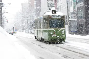 北海道 札幌 雪の中を走る路面電車
