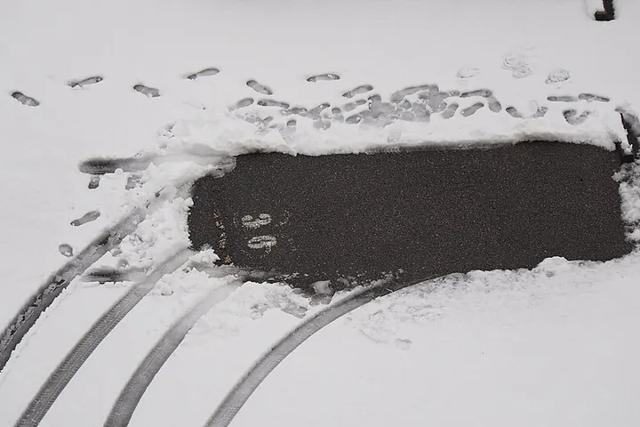 車が出たあとの雪の駐車場のわだち