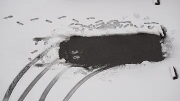車が出たあとの雪の駐車場のわだち